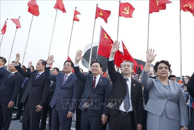 Đồng chí Vương Đình Huệ, Ủy viên Bộ Chính trị, Chủ tịch Quốc hội cùng đại biểu hai nước tiễn Tổng Bí thư, Chủ tịch nước Trung Quốc Tập Cận Bình và Phu nhân tại sân bay quốc tế Nội Bài. Ảnh: Doãn Tấn - TTXVN