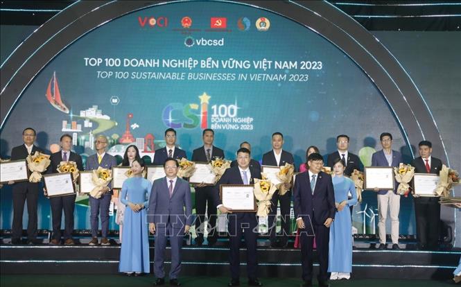 Trao Top 100 Doanh nghiệp bền vững Việt Nam 2023. Ảnh: Trần Việt - TTXVN 
