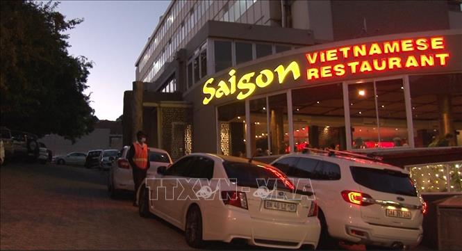 Saigon Vietnamese Restaurant là một trong những nhà hàng món Việt đầu tiên tại Nam Phi, cũng là một trong số ít những nhà hàng đang tích cực quảng bá ẩm thực Việt Nam tới bạn bè Nam Phi và du khách quốc tế. Ảnh: TTXVN phát