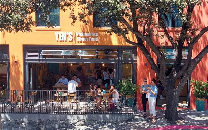 Yen’s Vietnamese Street Food - nhà hàng món Việt đang từng ngày giữ lửa và truyền tiếp ngọn lửa từ bếp Việt tới bạn bè quốc tế. Ảnh: Hoàng Minh - Pv TTXVN tại Nam Phi