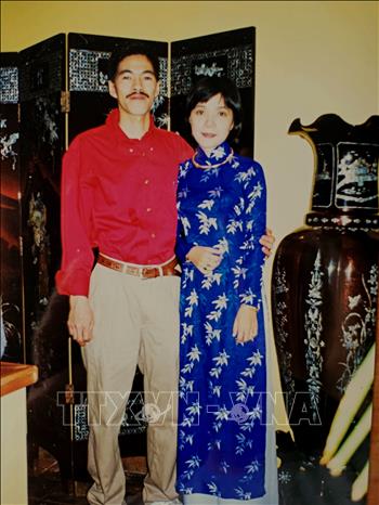 Anh Nguyễn Văn Mỹ và chị Nguyễn Thị Kim Anh đã mở nhà hàng Saigon Vietnamese Restaurant ngày 10/10/1997 kỷ niệm ngày Giải phóng Thủ đô để nhớ về quê hương, đất nước. Ảnh: TTXVN phát