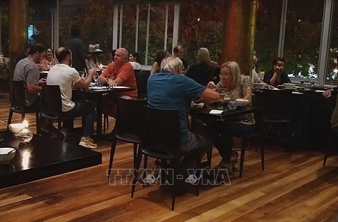 Thực khách quốc tế thưởng thức ẩm thực Việt Nam tại nhà hàng Saigon Vietnamese Restaurant. Ảnh: TTXVN phát