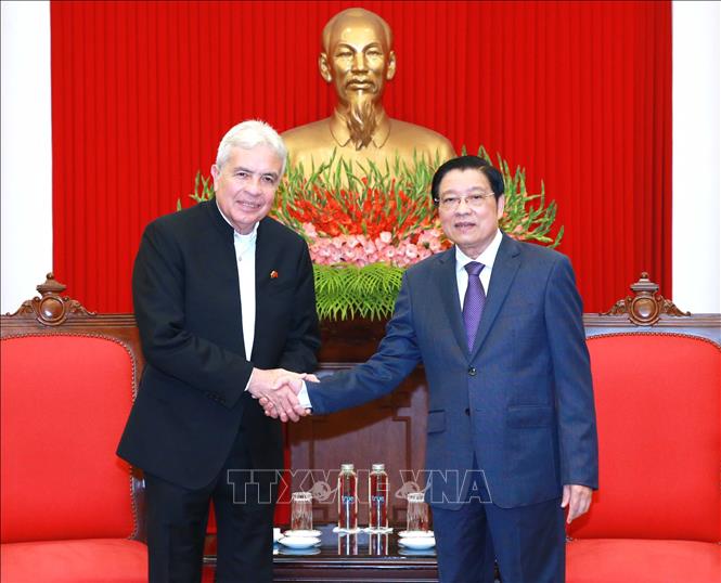 Đồng chí Phan Đình Trạc tiếp đồng chí Wilma Castro Soteldo. Ảnh: Phương Hoa - TTXVN
