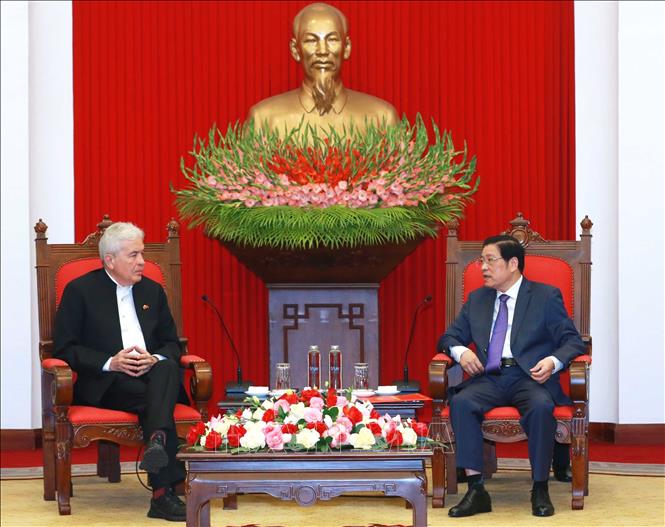 Đồng chí Phan Đình Trạc tiếp đồng chí Wilma Castro Soteldo. Ảnh: Phương Hoa - TTXVN
