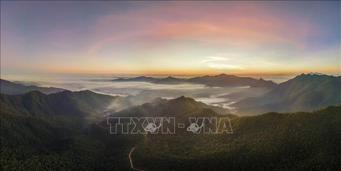 Bình minh ở Khu dự trữ thiên nhiên Động Châu - Khe Nước Trong. Ảnh: TTXVN phát
