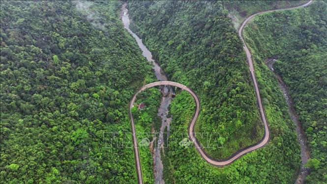 Đường Hồ Chí Minh qua Khu dự trữ thiên nhiên Động Châu - Khe Nước Trong. Ảnh: TTXVN phát
