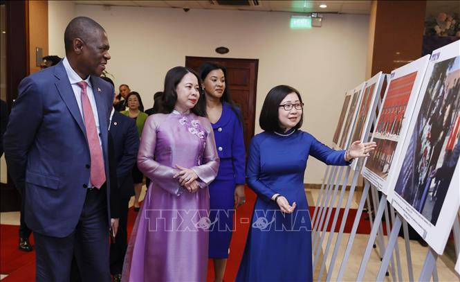 Image hình ảnh hình ảnh hình ảnh hình ảnh hình ảnh hình ảnh Phó Chủ tịch Xuân - Phó Chủ tịch nước và Phó Tổng thống Nam Phi tham quan trưng bày ...