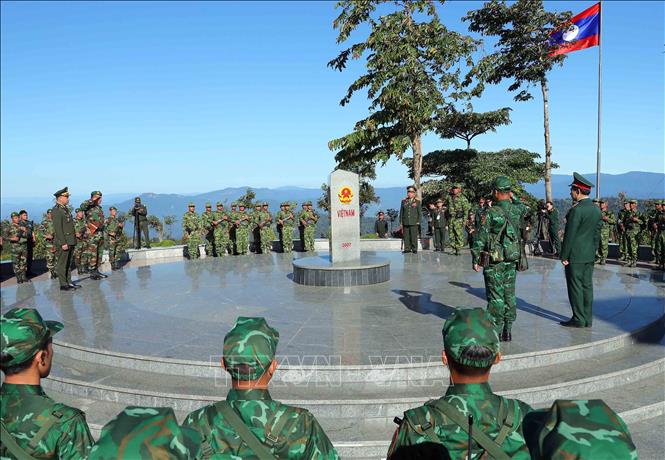 Đại tướng Phan Văn Giang, Đại tướng Chansamone Chanyalath và Đại tướng Tea Seiha chứng kiến lực lượng bảo vệ biên giới ba nước phối hợp tổ chức tuần tra, kiểm tra cột mốc ngã ba biên giới. Ảnh: An Đăng - TTXVN
