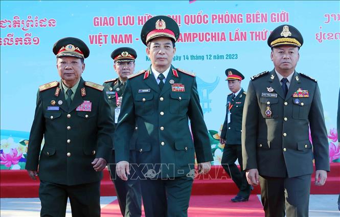 Đại tướng Phan Văn Giang, Đại tướng Chansamone Chanyalath và Đại tướng Tea Seiha tại khu vực cột mốc ngã ba biên giới Việt Nam - Lào - Campuchia. Ảnh: An Đăng - TTXVN