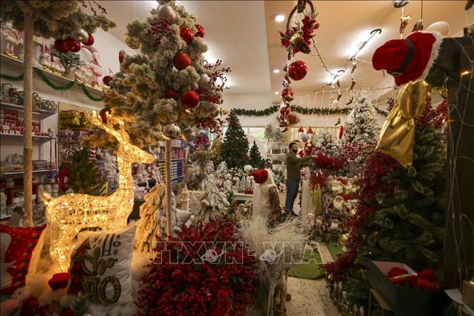 Đồ trang trí Giáng sinh được trưng bày tại Bethlehem, Khu Bờ Tây. Ảnh: AFP/TTXVN