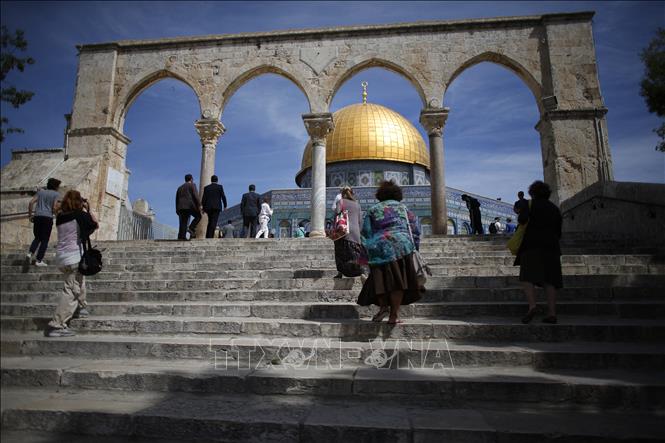 Khách du lịch tham quan Thánh đường Hồi giáo tại thành cổ Jerusalem. Ảnh: AFP/TTXVN