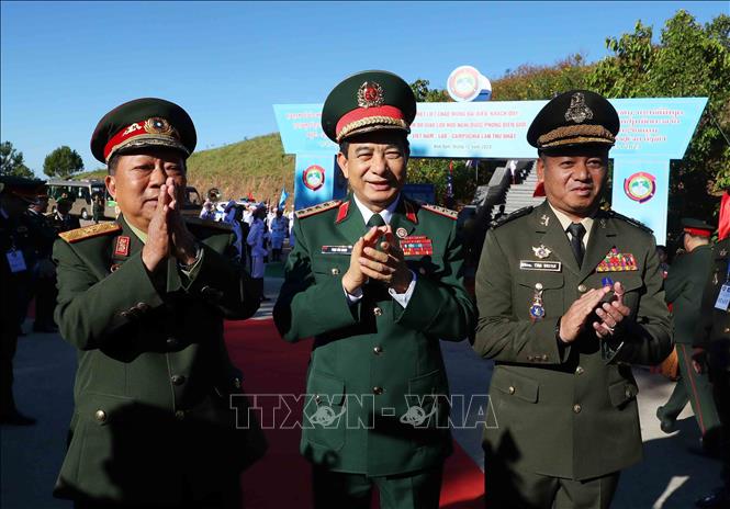 Đại tướng Phan Văn Giang, Bộ trưởng Bộ Quốc phòng Việt Nam đón Đại tướng Chansamone Chanyalath, Bộ trưởng Bộ Quốc phòng Lào và Đại tướng Tea Seiha, Phó Thủ tướng Chính phủ, Bộ trưởng Bộ Quốc phòng Campuchia tại khu vực cột mốc ngã ba biên giới Việt Nam - Lào - Campuchia. Ảnh: An Đăng - TTXVN