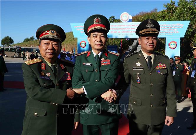 Đại tướng Phan Văn Giang, Bộ trưởng Bộ Quốc phòng Việt Nam đón Đại tướng Chansamone Chanyalath, Phó Thủ tướng Chính phủ, Bộ trưởng Bộ Quốc phòng Lào và Đại tướng Tea Seiha, Phó Thủ tướng Chính phủ, Bộ trưởng Bộ Quốc phòng Campuchia tại khu vực cột mốc ngã ba biên giới ba nước. Ảnh: An Đăng - TTXVN