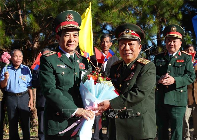 Đại tướng Phan Văn Giang, Bộ trưởng Bộ Quốc phòng Việt Nam đón Đại tướng Chansamone Chanyalath, Phó Thủ tướng Chính phủ, Bộ trưởng Bộ Quốc phòng Lào tại khu vực cột mốc ngã ba biên giới Việt Nam - Lào - Campuchia. Ảnh: An Đăng - TTXVN