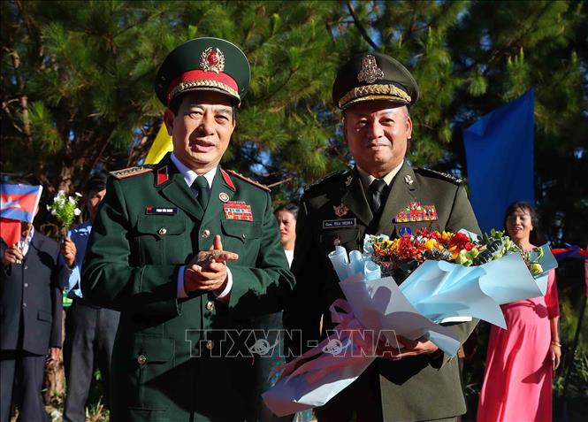 Đại tướng Phan Văn Giang, Bộ trưởng Bộ Quốc phòng Việt Nam đón Đại tướng Tea Seiha, Phó Thủ tướng Chính phủ, Bộ trưởng Bộ Quốc phòng Campuchia tại khu vực cột mốc ngã ba biên giới Việt Nam - Lào - Campuchia. Ảnh: An Đăng - TTXVN