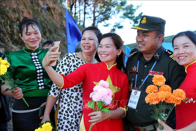 Nhân dân tại khu vực ngã ba biên giới Việt Nam - Lào - Campuchia đón các đại biểu đến dự giao lưu. Ảnh: An Đăng - TTXVN