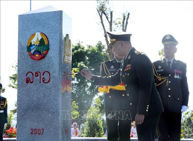 Đại tướng Tea Seiha, Phó Thủ tướng Chính phủ, Bộ trưởng Bộ Quốc phòng Campuchia tô son cột mốc chủ quyền tại cột mốc ngã ba biên giới Việt Nam - Lào - Campuchia. Ảnh: An Đăng - TTXVN