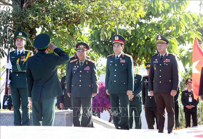 Đại tướng Phan Văn Giang, Bộ trưởng Bộ Quốc phòng Việt Nam; Đại tướng Chansamone Chanyalath, Phó Thủ tướng Chính phủ, Bộ trưởng Bộ Quốc phòng Lào và Đại tướng Tea Seiha, Phó Thủ tướng Chính phủ, Bộ trưởng Bộ Quốc phòng Campuchia tại chương trình Giao lưu hữu nghị quốc phòng biên giới. Ảnh: An Đăng - TTXVN