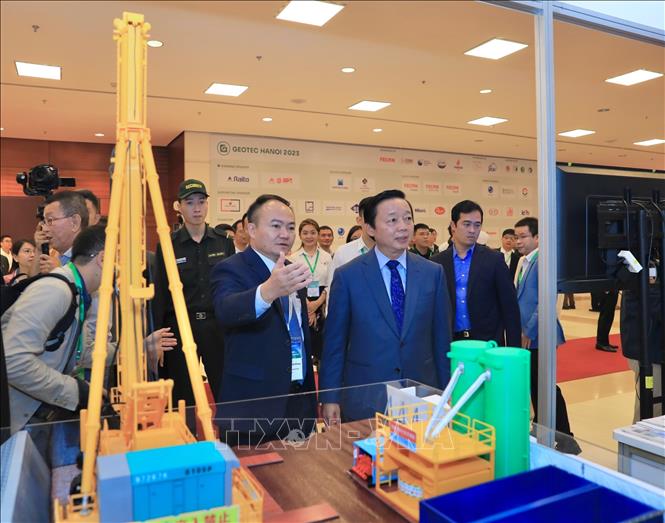 Phó Thủ tướng Trần Hồng Hà tham quan triển lãm thiệu các sản phẩm, giải pháp kỹ thuật, công nghệ mới trong hoạt động sản xuất, thi công xây dựng hạ tầng, dự án nền móng, công trình ngầm. Ảnh: Hoàng Hiếu – TTXVN
