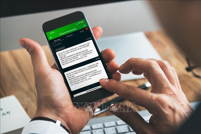 Giao diện tin nhắn SMS thông báo biến động số dư của Vietcombank. Ảnh: TTXVN phát