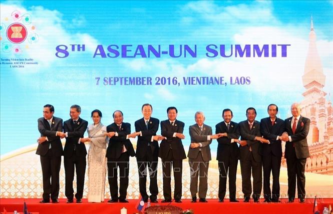Thủ tướng Nguyễn Xuân Phúc và các trưởng đoàn dự Hội nghị Cấp cao ASEAN – Nhật Bản lần thứ 19 tại Thủ đô Vientiane, Lào (2016). Ảnh: Thống Nhất-TTXVN