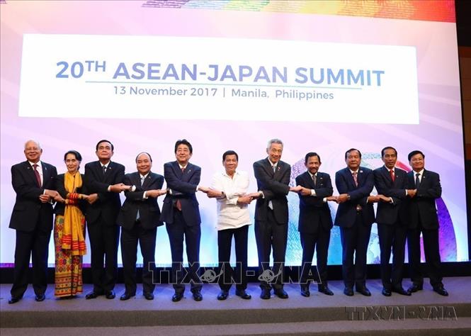Thủ tướng Chính phủ Nguyễn Xuân Phúc và các trưởng đoàn dự Hội nghị Cấp cao ASEAN – Nhật Bản lần thứ 20 tại Manila, Philippines (2017). Ảnh: Thống Nhất – TTXVN