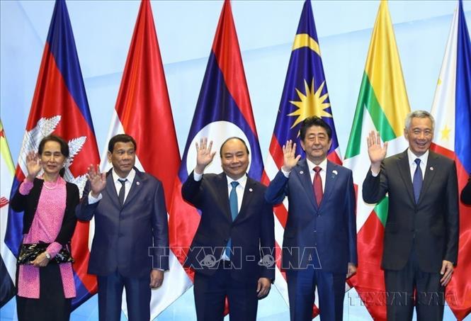Thủ tướng Nguyễn Xuân Phúc và các trưởng đoàn dự Hội nghị Cấp cao ASEAN-Nhật Bản lần thứ 21 tại Singapore (2018). Ảnh: Thống Nhất – TTXVN
