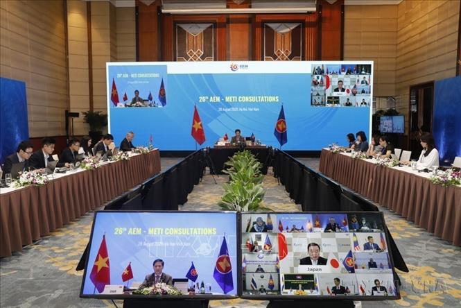 Hội nghị tham vấn trực tuyến các Bộ trưởng Kinh tế ASEAN - Nhật Bản lần thứ 26 tại điểm cầu Hà Nội, Bộ trưởng Công Thương Trần Tuấn Anh và Bộ trưởng Kinh tế, Thương mại và Công nghiệp Nhật Bản Kajiyama Hiroshi đồng chủ trì. Ảnh: Trần Việt - TTXVN