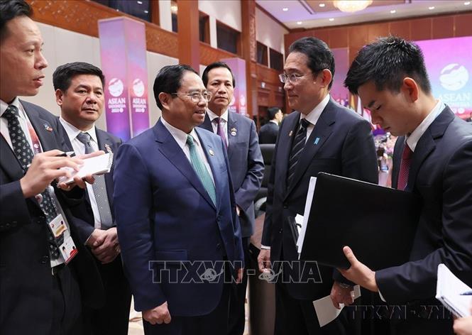 Thủ tướng Phạm Minh trao đổi với Thủ tướng Nhật Bản Kishida Fumio tại Hội nghị Cấp cao ASEAN - Nhật Bản lần thứ 26 ( Indonesia, 2023). Ảnh: Dương Giang-TTXVN
