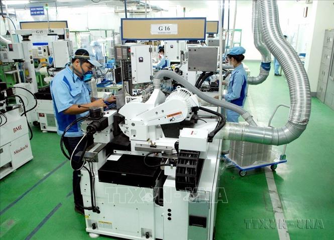Nhật Bản là nhà đầu tư trực tiếp nước ngoài (FDI) lớn thứ 3 của ASEAN và là đối tác kinh tế hàng đầu của Việt Nam. Trong ảnh: Dây chuyền sản xuất linh kiện cho các sản phẩm điện tử tại Công ty TNHH INOAC Viet Nam (vốn đầu tư của Nhật Bản), Khu công nghiệp Quang Minh (Hà Nội). Ảnh: Danh Lam – TTXVN