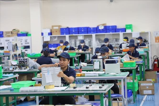 Nhật Bản là nhà đầu tư trực tiếp nước ngoài (FDI) lớn thứ 3 của ASEAN và là đối tác kinh tế hàng đầu của Việt Nam. Trong ảnh: Thiết kế, sản xuất các loại thiết bị tự động hóa tại Công ty TNHH TAZMO VIETNAM, doanh nghiệp công nghệ cao, 100% vốn Nhật Bản (KCN Long Hậu, Cần Giuộc, Long An). Ảnh: Minh Hưng – TTXVN
