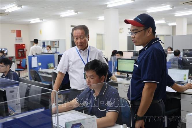 Nhật Bản là đối tác kinh tế hàng đầu của Việt Nam, nhà tài trợ ODA lớn nhất tại Việt Nam. Trong ảnh: Ông Kazuhisa Fukuo (đứng, trái), Tổng giám đốc Công ty TNHH TAZMO VIETNAM, 100% vốn Nhật Bản chỉ đạo kỹ sư Việt Nam thiết kế thiết bị robot. Ảnh: Minh Hưng – TTXVN

