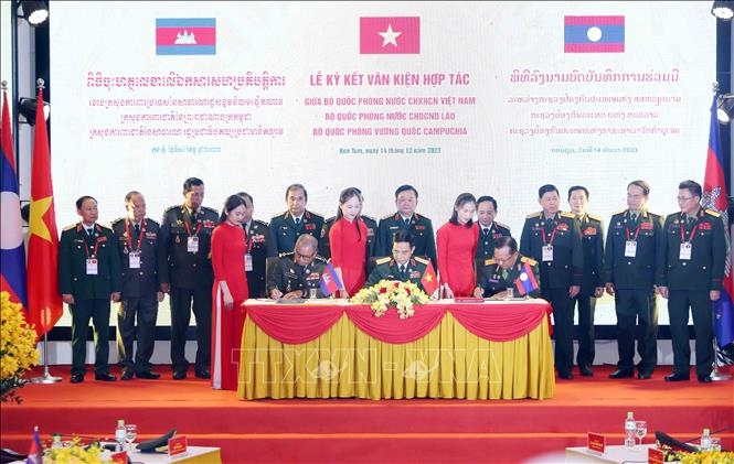 Minister of National Defence of Vietnam General Phan Van Giang, Deputy Prime Minister and Minister of National Defence of Laos General Chansamone Chanyalath, and Deputy Prime Minister and Minister of National Defence of Cambodia General Tea Seiha sign defence cooperation documents between the three countries. VNA Photo: An Đăng
