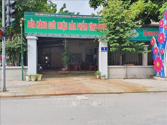 Hàng, quán tại thành phố Vĩnh Yên (Vĩnh Phúc) kinh doanh buôn bán khó khăn vì vắng thực khách. Ảnh: Nguyễn Trọng Lịch - TTXVN

