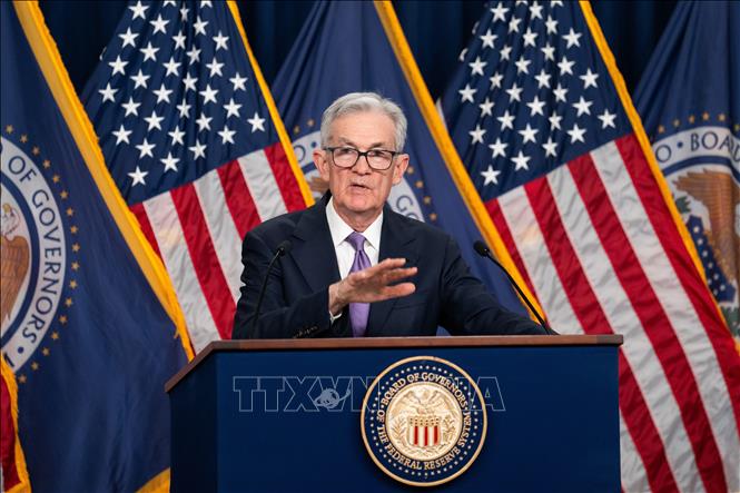 Chủ tịch Cục Dự trữ Liên bang Mỹ (FED) Jerome Powell trong cuộc họp báo ngày 13/12/2023 công bố quyết định giữ nguyên lãi suất cho vay chủ chốt ở mức từ 5,25% đến 5,50%, cao nhất trong 22 năm qua. Tuy nhiên, FED cũng đưa ra tín hiệu sẽ 3 lần cắt giảm lãi suất trong năm 2024. Ảnh: THX/TTXVN