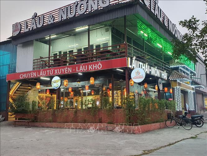 Hàng, quán tại thành phố Vĩnh Yên (Vĩnh Phúc) kinh doanh buôn bán khó khăn vì vắng thực khách.  Ảnh: Nguyễn Trọng Lịch - TTXVN

