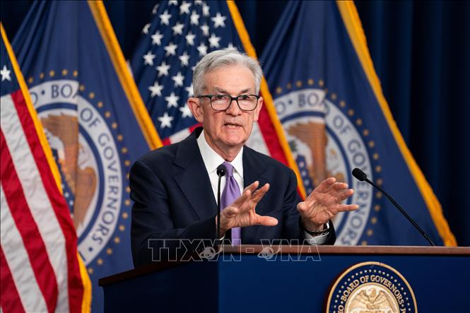 Chủ tịch Cục Dự trữ Liên bang Mỹ (FED) Jerome Powell (ảnh) trong cuộc họp báo ngày 13/12/2023 công bố quyết định giữ nguyên lãi suất cho vay chủ chốt ở mức từ 5,25% đến 5,50%, cao nhất trong 22 năm qua. Tuy nhiên, FED cũng đưa ra tín hiệu sẽ 3 lần cắt giảm lãi suất trong năm 2024. Ảnh: THX/TTXVN