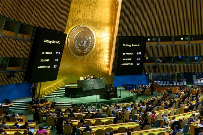 Ngày 13/12/2023, tại Phiên họp khẩn cấp thứ 10, Đại hội đồng Liên hợp quốc khóa 78 đã thông qua một nghị quyết kêu gọi ngừng bắn nhân đạo ngay lập tức ở Dải Gaza. Nghị quyết do Ai Cập, đại diện nhóm các quốc gia Arab, bảo trợ nhận được 153 phiếu thuận, 10 phiếu chống và 23 phiếu trắng. Ảnh: THX/TTXVN  