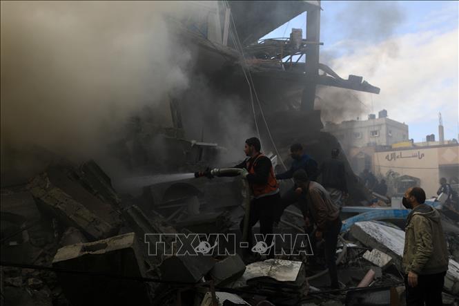 Ngày 13/12/2023, tại phiên họp khẩn cấp thứ 10, Đại hội đồng Liên hợp quốc khóa 78 đã thông qua một nghị quyết kêu gọi ngừng bắn nhân đạo ngay lập tức ở Dải Gaza. Nghị quyết do Ai Cập, đại diện nhóm các quốc gia Arab, bảo trợ nhận được 153 phiếu thuận, 10 phiếu chống và 23 phiếu trắng. Ảnh: Cảnh đổ nát sau vụ oanh tạc của Israel xuống Dải Gaza ngày 14/12/2023. THX/TTXVN