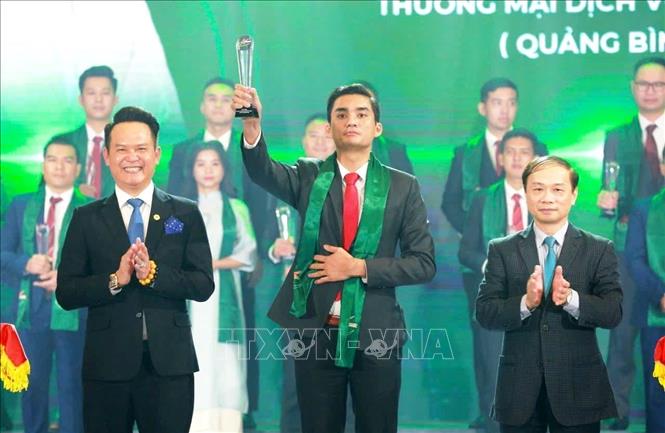 Anh Trần Mạnh Thịnh được vinh danh là doanh nhân trẻ khởi nghiệp xuất sắc 2023. Ảnh: TTXVN phát