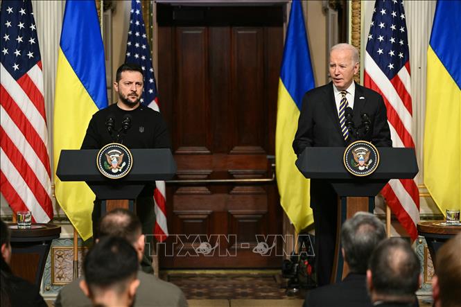 Ngày 12/12/2023, Tổng thống Joe Biden (phải) cho biết Mỹ sẽ tiếp tục hỗ trợ Ukraine, ngay cả khi các nghị sĩ đảng Cộng hòa phản đối cung cấp viện trợ bổ sung  61,4 tỷ USD cho Kiev. Tuyên bố trên được ông Biden đưa ra tại buổi họp báo chung với Tổng thống Ukraine Volodymyr Zelensky (trái) sau cuộc hội đàm giữa hai bên tại Nhà Trắng. Ảnh: AFP/TTXVN