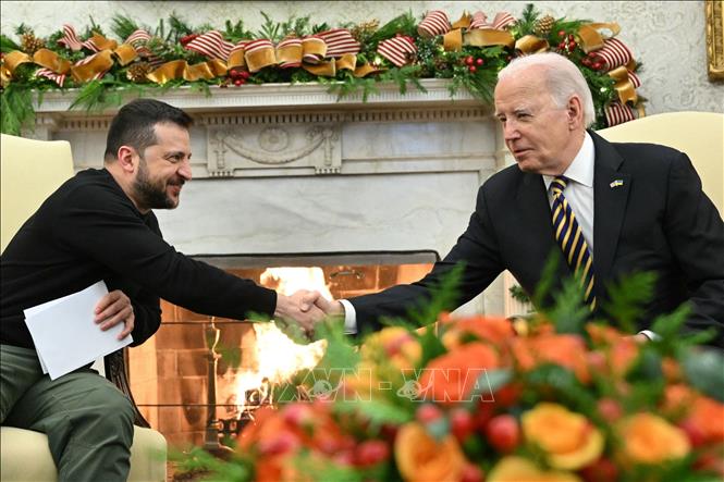 Ngày 12/12/2023, Tổng thống Joe Biden (phải) cho biết Mỹ sẽ tiếp tục hỗ trợ Ukraine, ngay cả khi các nghị sĩ đảng Cộng hòa phản đối cung cấp viện trợ bổ sung  61,4 tỷ USD cho Kiev. Tuyên bố trên được ông Biden đưa ra trong buổi họp báo chung với Tổng thống Ukraine Volodymyr Zelensky (trái) sau cuộc hội đàm tại Nhà Trắng. Ảnh: AFP/TTXVN