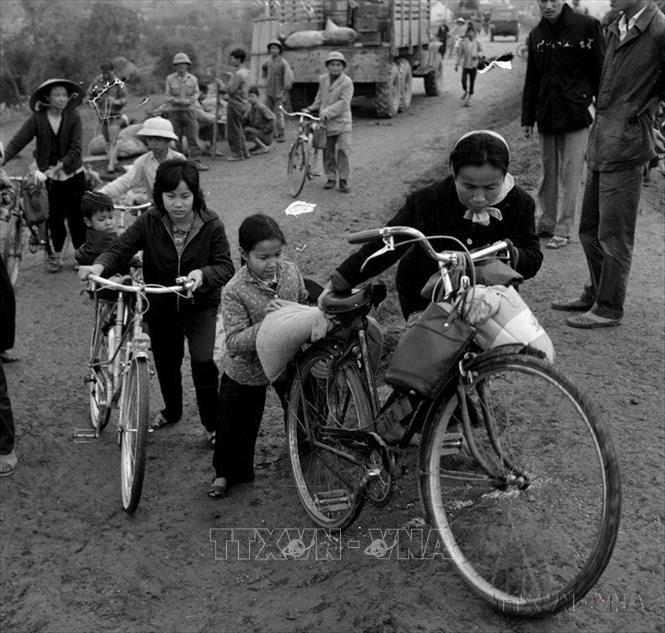 Trong những ngày cuối tháng 12/1972, giặc Mỹ đánh phá ác liệt Hà Nội, phụ nữ, trẻ em và người già tạm thời rời Thủ đô đi sơ tán góp phần đánh thắng giặc Mỹ. Ảnh: TTXVN