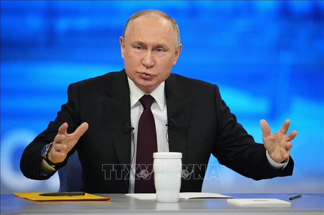 Tổng thống LB Nga Vladimir Putin ngày 14/12/2023 đã có cuộc giao lưu trực tuyến với người dân và họp báo cuối năm, trong đó tập trung về những vấn đề trong nước và quốc tế được dư luận quan tâm như sự phục hồi nền kinh tế đất nước, việc đối phó các lệnh trừng phạt của phương Tây, mối quan hệ quốc tế với Liên minh châu Âu (EU) và Mỹ. Ảnh: AFP/TTXVN