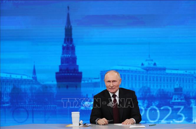 Tổng thống LB Nga Vladimir Putin ngày 14/12/2023 đã có cuộc giao lưu trực tuyến với người dân và họp báo cuối năm, trong đó tập trung về những vấn đề trong nước và quốc tế được dư luận quan tâm như sự phục hồi nền kinh tế đất nước, việc đối phó các lệnh trừng phạt của phương Tây, mối quan hệ quốc tế với Liên minh châu Âu (EU) và Mỹ. Ảnh: AFP/TTXVN