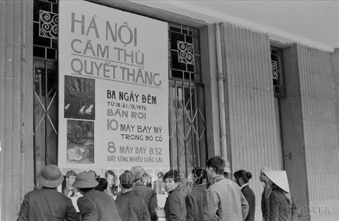 Nhân dân Thủ đô Hà Nội chăm chú theo dõi tin chiến thắng qua báo chí hàng ngày và tại các khu vực triển lãm trong thành phố (1972). Ảnh: TTXVN