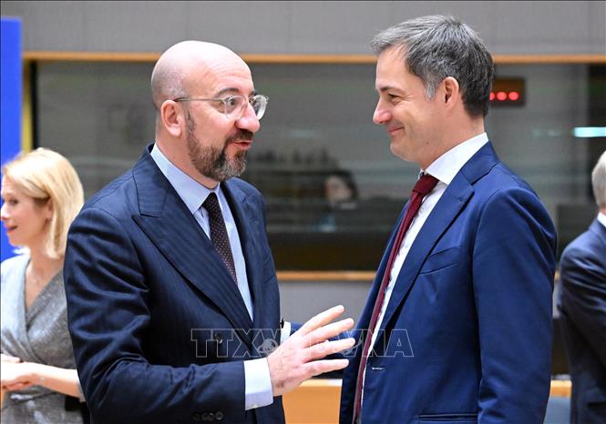 Ngày 14/12/2023, lãnh đạo các nước thành viên Liên minh châu Âu (EU) bắt đầu hội nghị thượng đỉnh cuối cùng trong năm tại Brussels (Bỉ), với một chương trình nghị sự gồm nhiều chủ đề nóng: các cuộc đàm phán gia nhập EU của Ukraine và Moldova; gia hạn ngân sách nhiều năm của EU đang cạn kiệt do khủng hoảng; chính sách an ninh và di cư trên toàn EU và xung đột ở Ukraine, Trung Đông... Ảnh: Chủ tịch Hội đồng châu Âu Charles Michel (trái) trao đổi với Thủ tướng Bỉ Alexander De Croo tại Hội nghị. AA/TTXVN