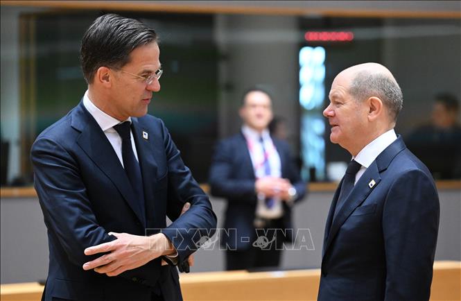 Ngày 14/12/2023, lãnh đạo các nước thành viên Liên minh châu Âu (EU) bắt đầu hội nghị thượng đỉnh cuối cùng trong năm tại Brussels (Bỉ), với một chương trình nghị sự gồm nhiều chủ đề nóng: các cuộc đàm phán gia nhập EU của Ukraine và Moldova; gia hạn ngân sách nhiều năm của EU đang cạn kiệt do khủng hoảng; chính sách an ninh và di cư trên toàn EU và xung đột ở Ukraine, Trung Đông... Ảnh: Thủ tướng Hà Lan Mark Rutte (trái) thảo luận với người đồng cấp Đức Olaf Scholz tại Hội nghị. AA/TTXVN