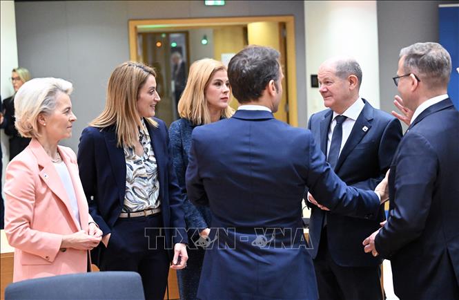 Ngày 14/12/2023, lãnh đạo các nước thành viên Liên minh châu Âu (EU) bắt đầu hội nghị thượng đỉnh cuối cùng trong năm tại Brussels (Bỉ), với một chương trình nghị sự gồm nhiều chủ đề nóng: các cuộc đàm phán gia nhập EU của Ukraine và Moldova; gia hạn ngân sách nhiều năm của EU đang cạn kiệt do khủng hoảng; chính sách an ninh và di cư trên toàn EU và xung đột ở Ukraine, Trung Đông... Ảnh: Các lãnh đạo EU và nguyên thủ các nước tại Hội nghị. AA/TTXVN