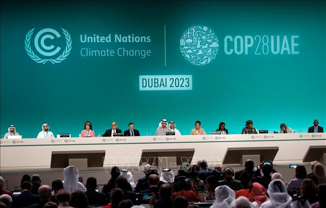 Sau 2 tuần đàm phán căng thẳng, Hội nghị lần thứ 28 Các bên tham gia Công ước khung của LHQ về biến đổi khí hậu (COP28) tại Dubai, Các Tiểu vương quốc Arab thống nhất (UAE) đã khép lại ngày 13/12/2023. Hội nghị đã thông qua được thỏa thuận mang tính bước ngoặt về chuyển đổi nhiên liệu hóa thạch, song các bên vẫn chưa thể đi đến đồng thuận về triển khai một thị trường giao dịch carbon. Ảnh: THX/TTXVN 